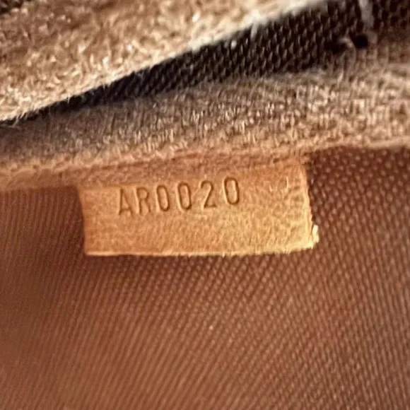 LOUIS VUITTON MONOGRAM POCHETTE - Picture 3 of 8